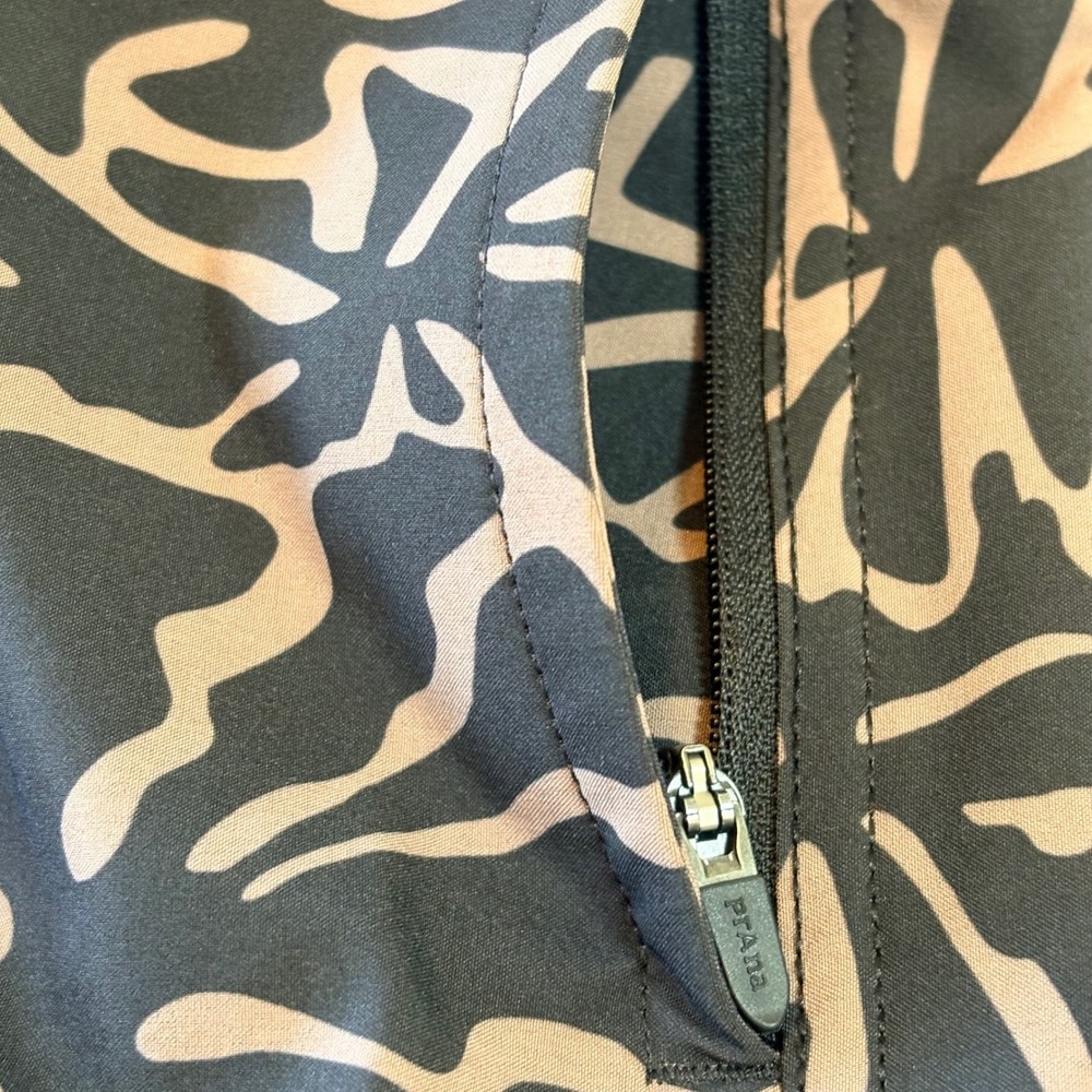 Prana Womens Floral Print Athletic Shorts Zipper Pocket Large No Liner Tan Black - Picture 3 of 8
